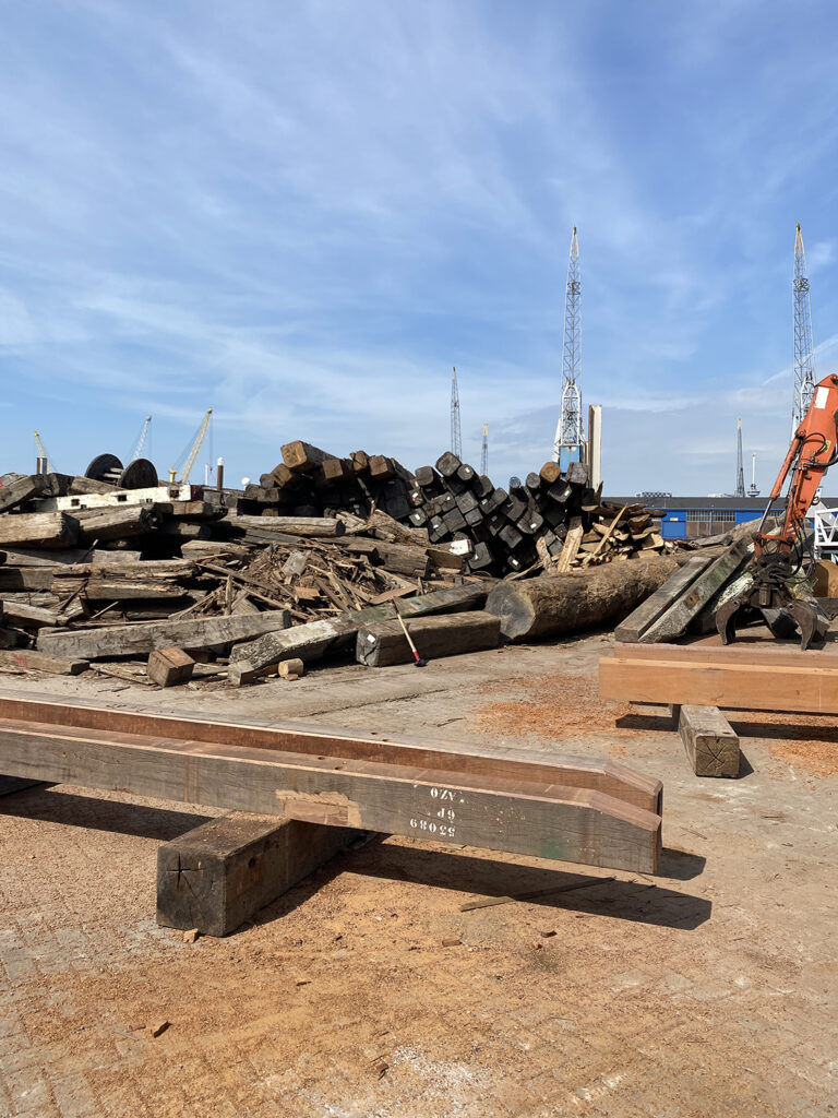 Bois tropicaux, visite d'un stock de matériaux déconstruits